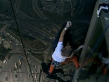 El 'Spiderman francés' escala un edificio turco El 'Spiderman francés' escala un edificio turco