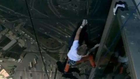 El 'Spiderman francés' escala un edificio turco El 'Spiderman francés' escala un edificio turco