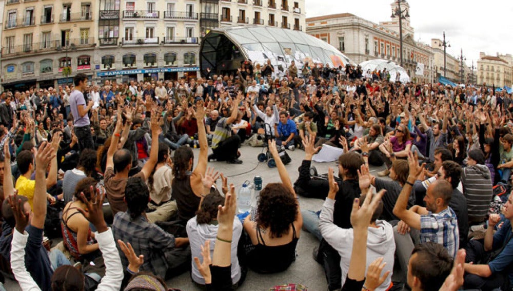 Jóvenes manifestándose en la Puerta del Sol