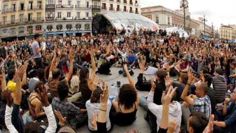 J&oacute;venes manifest&aacute;ndose en la Puerta del Sol