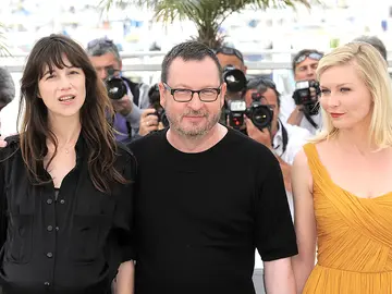 El realizador con Kirsten Dunst y Charlotte Gainsbourg El realizador con Kirsten Dunst y Charlotte Gainsbourg