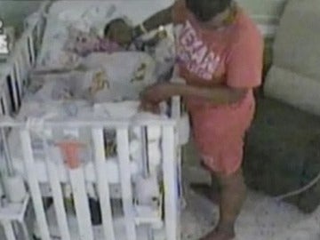 Shantaniqua Scott intentando asfixiar a su bebé