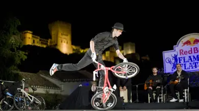 Bailando flamenco en bicicleta Bailando flamenco en bicicleta
