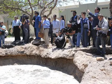 Los reporteros gráficos observan el crater causado por un bombardeo de la OTAN en Bab al-Aziziya. Los reporteros gráficos observan el crater causado por un bombardeo de la OTAN en Bab al-Aziziya.