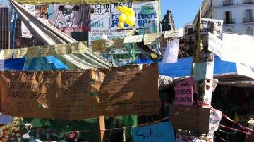 La plaza, llena de carteles reivindicativos