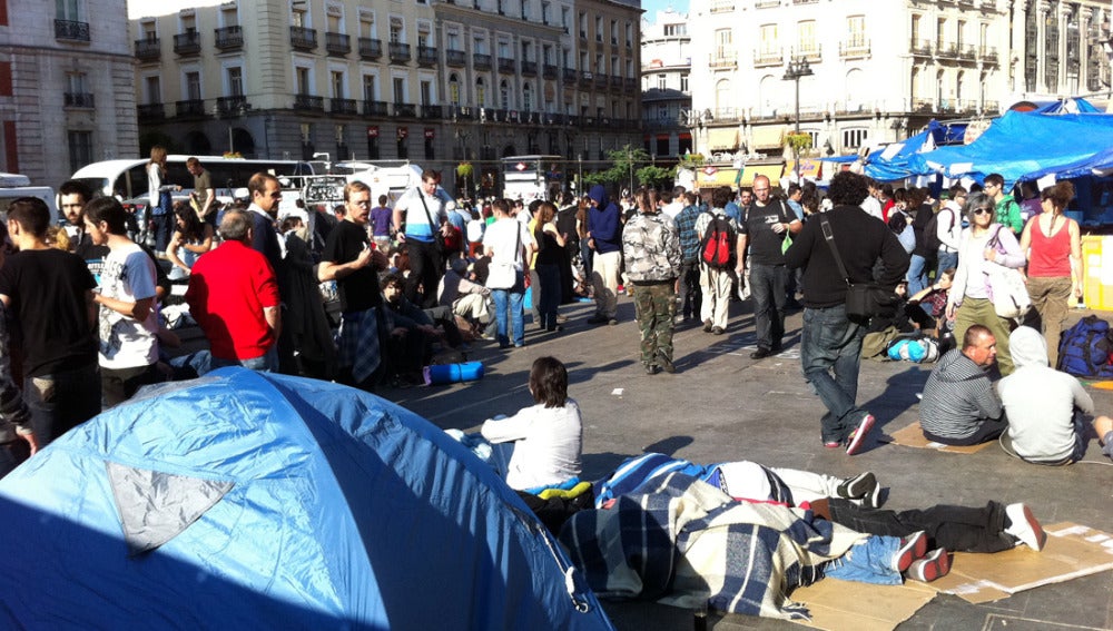 El campamento de la Puerta del Sol despierta