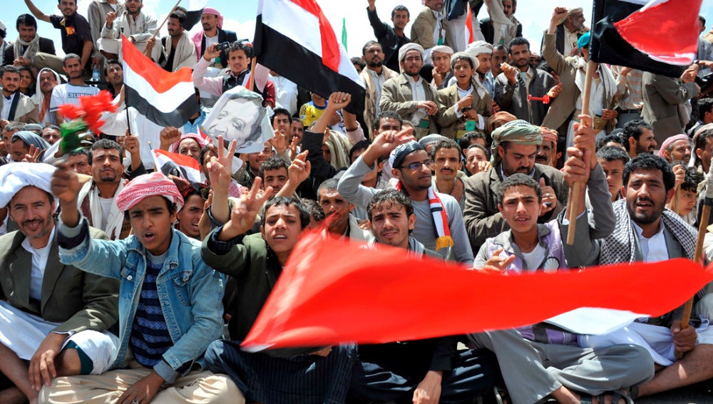 Opositores yemeníes participan en el 21º aniversario de la unificación del país