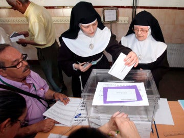 Unas monjas de clausura de las Clarisas ejercen su derecho a voto