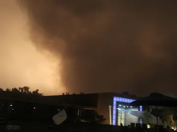 Vista de humo sobre las edificaciones de Trípoli, Libia Vista de humo sobre las edificaciones de Trípoli, Libia
