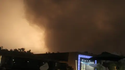 Vista de humo sobre las edificaciones de Trípoli, Libia Vista de humo sobre las edificaciones de Trípoli, Libia