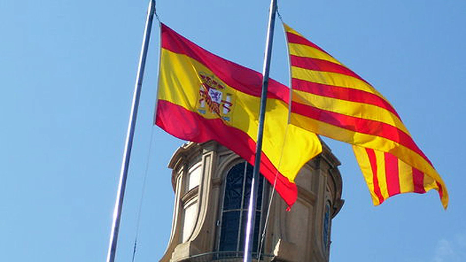Bandera catalana junto a la española Bandera catalana junto a la española