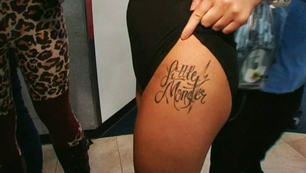 Uno de los fans muestra un tatuaje de Lady Gaga.