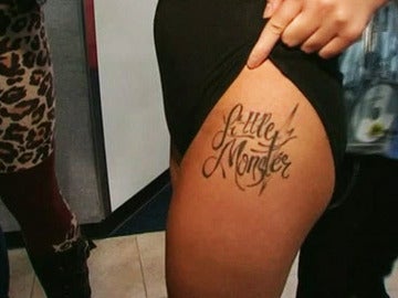 Uno de los fans muestra un tatuaje de Lady Gaga.