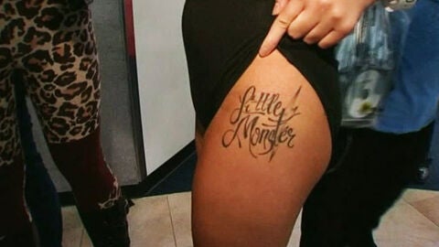 Uno de los fans muestra un tatuaje de Lady Gaga.