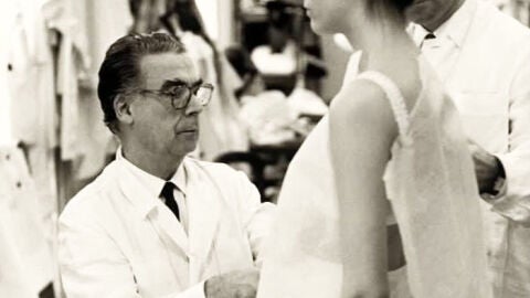 Balenciaga en un momento de su trabajo como modisto.
