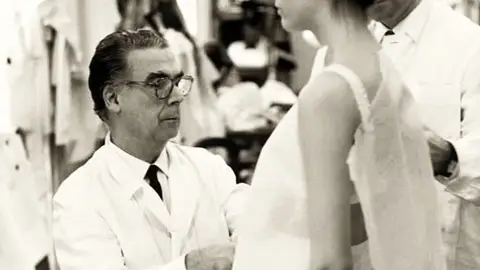 Balenciaga en un momento de su trabajo como modisto. Balenciaga en un momento de su trabajo como modisto.