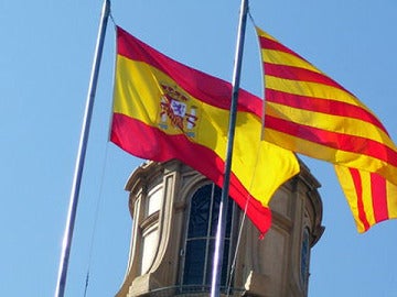 Bandera catalana junto a la española