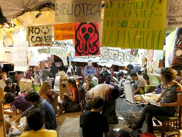 Una zona de la acampada en la Puerta del Sol de Madrid Una zona de la acampada en la Puerta del Sol de Madrid