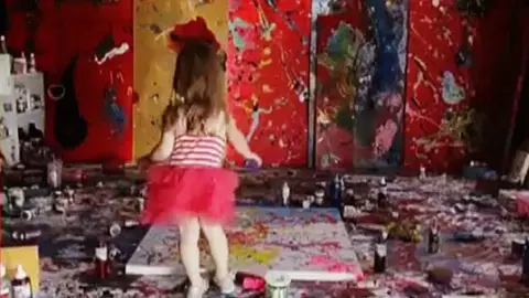 Una niña pintora de cuatro años Una niña pintora de cuatro años