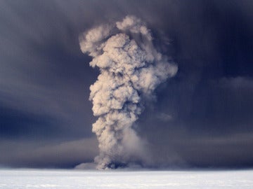 La nube de cenizas se extiende por Islandia, Escocia e Irlanda.