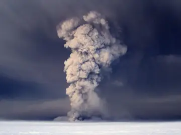 La nube de cenizas se extiende por Islandia, Escocia e Irlanda. La nube de cenizas se extiende por Islandia, Escocia e Irlanda.