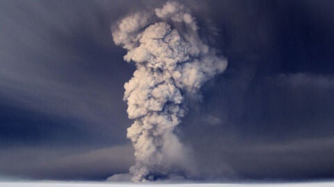 La nube de cenizas se extiende por Islandia, Escocia e Irlanda.