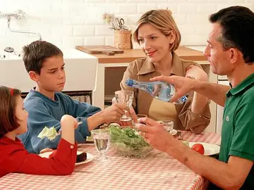 Una familia comiendo Una familia comiendo