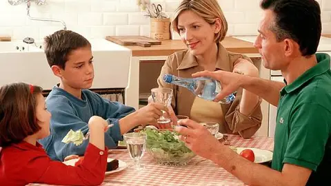 Una familia comiendo Una familia comiendo