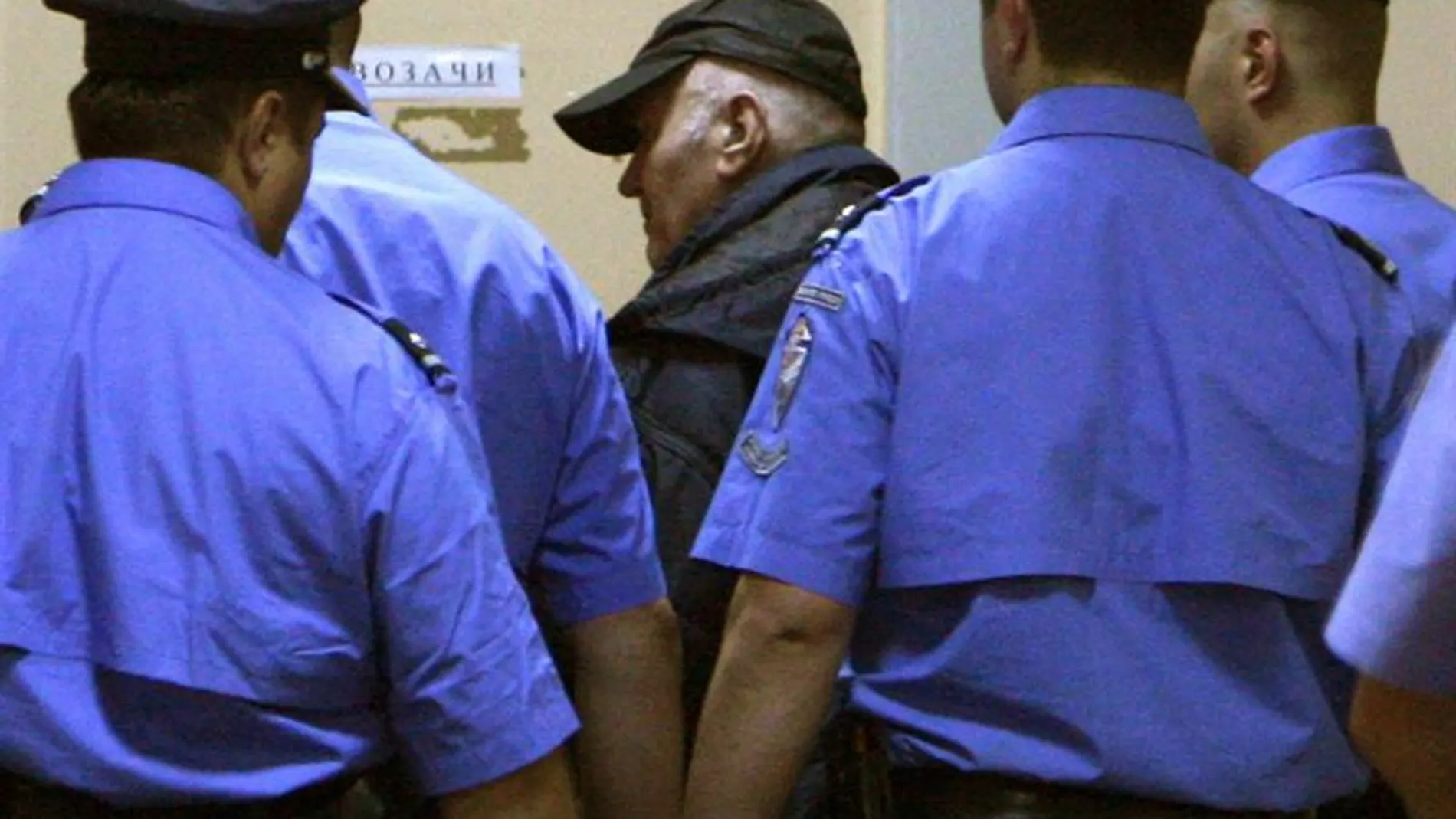 Ratko Mladic escoltado por la policía Ratko Mladic escoltado por la policía