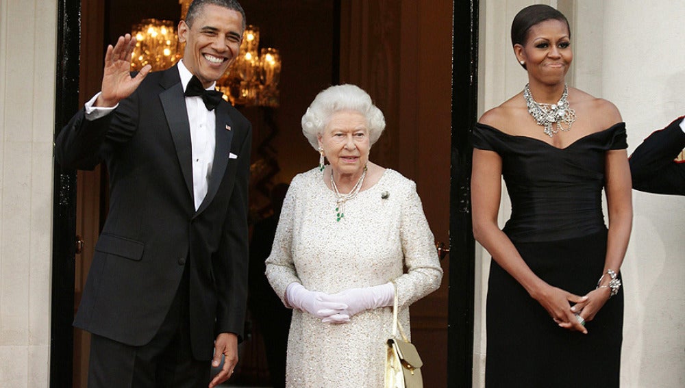 Los Obama con la Reina Isabel II en la embajada de EEUU