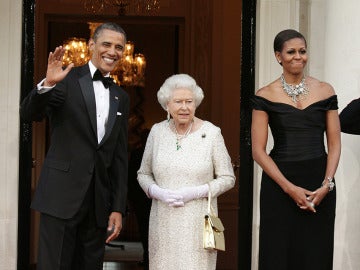 Los Obama con la Reina Isabel II en la embajada de EEUU