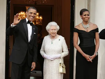 Los Obama con la Reina Isabel II en la embajada de EEUU Los Obama con la Reina Isabel II en la embajada de EEUU