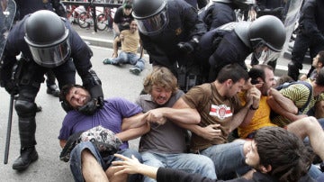 Los Mossos cargan contra los acampados en la Plaza de Cataluña 