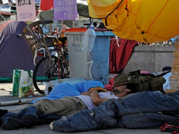 Varios acampados en Sol durmiendo Varios acampados en Sol durmiendo