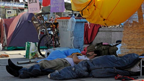 Varios acampados en Sol durmiendo