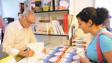 Eduardo Mendoza firma libros en el Retiro