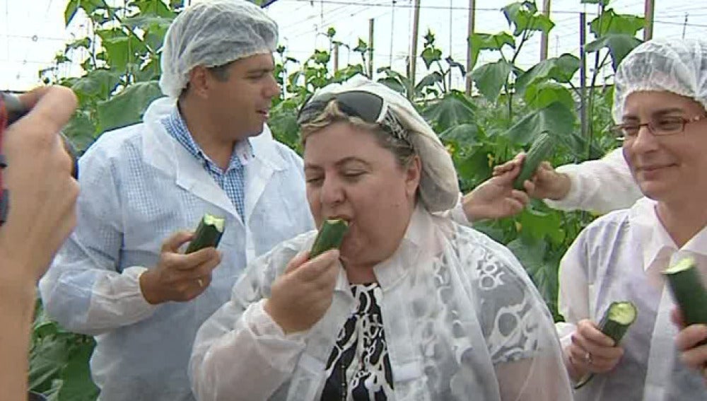 La consejera de Agricultura come pepinos andaluces