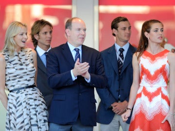 Alberto de Mónaco y su prometida Charlene Wittstock, junto a Carlota, Andrea y Pierre Casiraghi