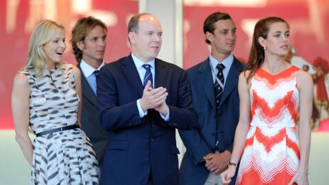 Alberto de M&oacute;naco y su prometida Charlene Wittstock, junto a Carlota, Andrea y Pierre Casiraghi