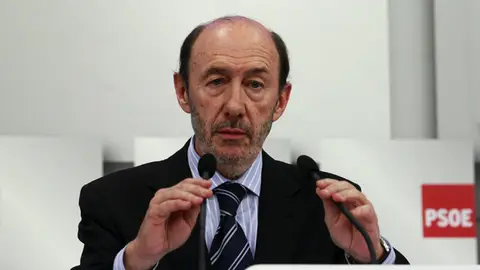 Rubalcaba comparece como candidato a las primarias del PSOE Rubalcaba comparece como candidato a las primarias del PSOE