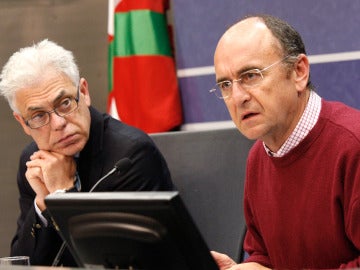 El viceconsejero vasco de Sanidad, Jesús María Fernández y el director médico del Hospital Donostia, José Manuel Ladrón de Guevara