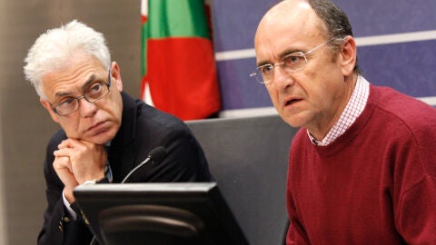 El viceconsejero vasco de Sanidad, Jes&uacute;s Mar&iacute;a Fern&aacute;ndez y el director m&eacute;dico del Hospital Donostia, Jos&eacute; Manuel Ladr&oacute;n de Guevara