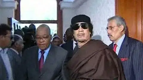 Gadafi, junto al presidente surafricano Gadafi, junto al presidente surafricano