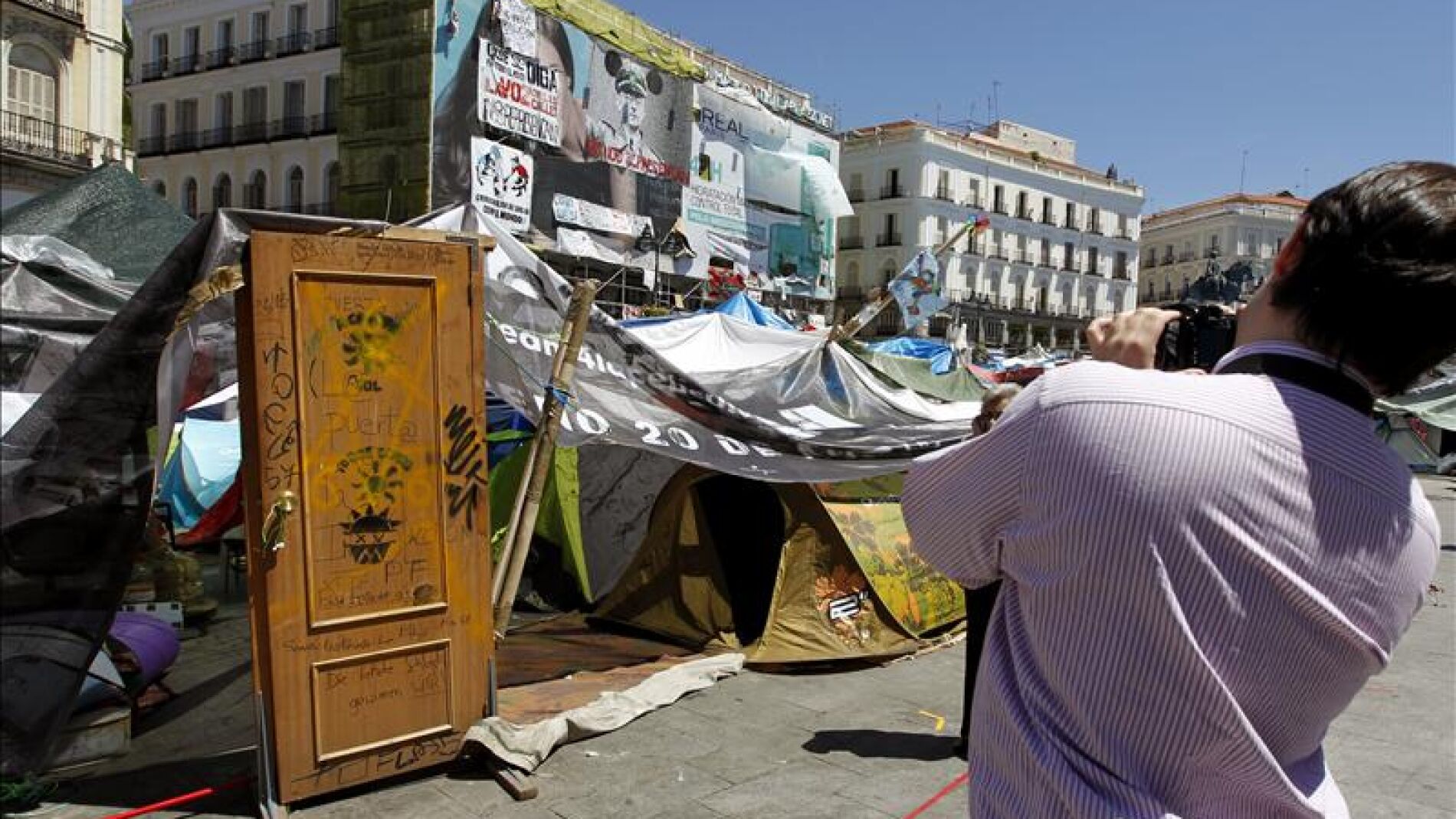 La acampada de Sol mantiene su pulso mientras debate su "reestructuraci&oacute;n"