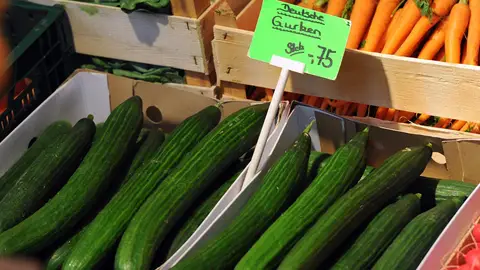 Un puesto que vende 'pepinos alemanes' Un puesto que vende 'pepinos alemanes'