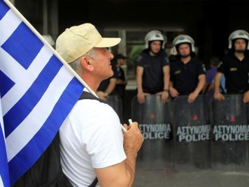 Un manifestante en Atenas