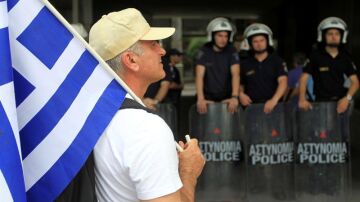 Un manifestante en Atenas