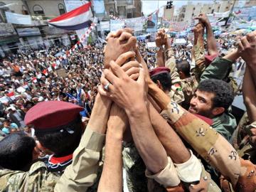 Soldados yemeníes se unen a los manifestantes antiogubernamentales