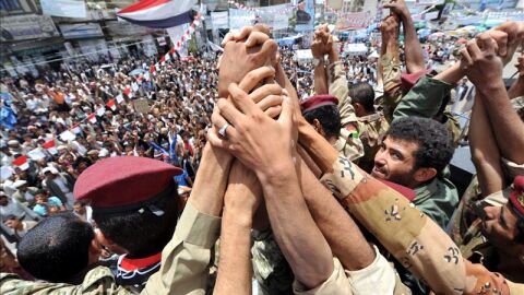 Soldados yemen&iacute;es se unen a los manifestantes antiogubernamentales