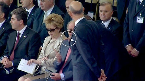 Berlusconi abraza al Rey